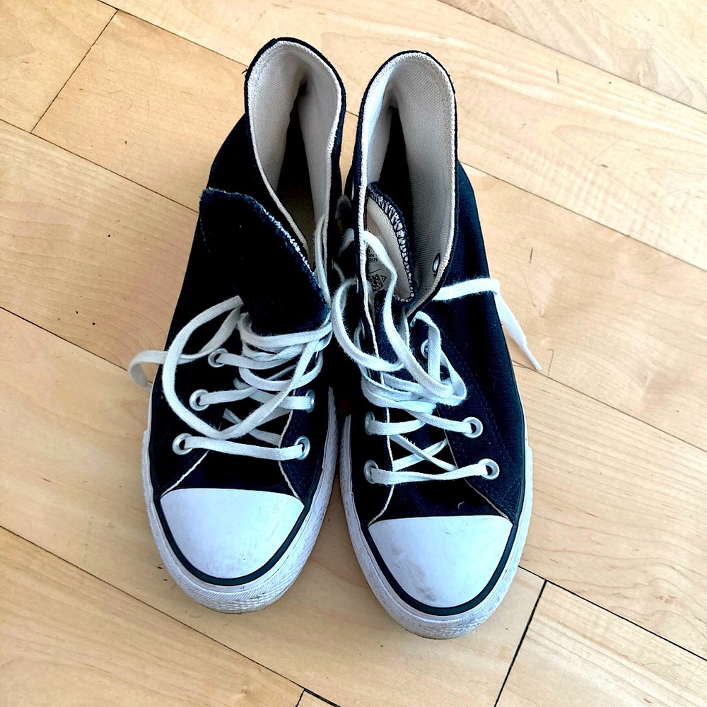 Platform size 7 converse sneakers